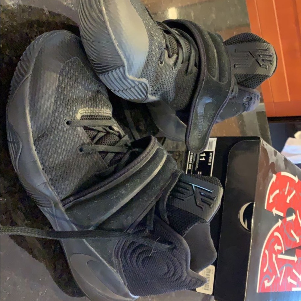 kyrie 2, size 11. good condition